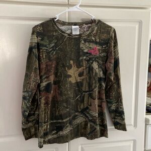 Woman size medium Mossy oak long sleeve outdoor shirt